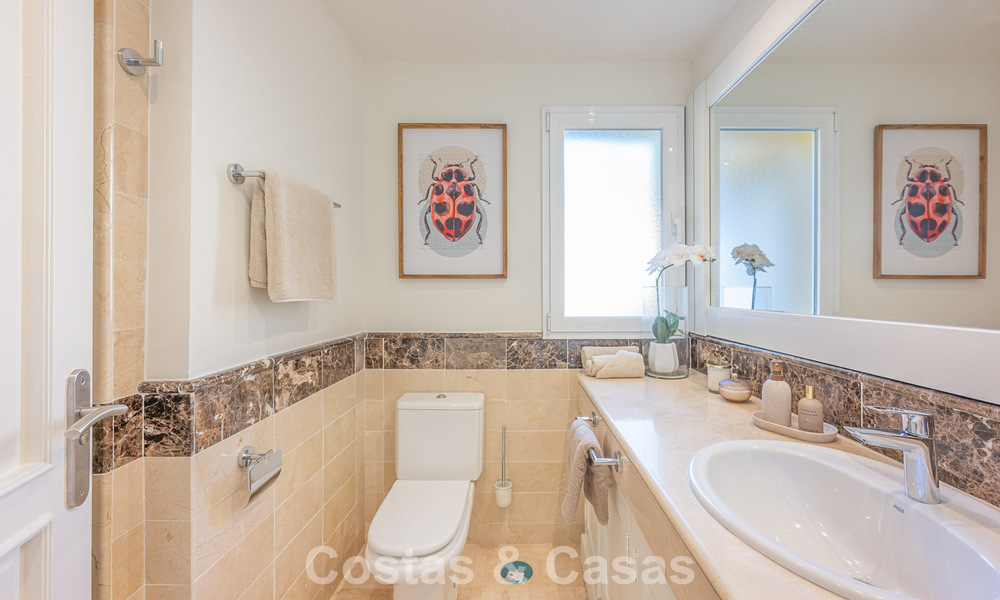 Ruim 3-slaapkamer appartement met panoramisch zeezicht te koop in een strandcomplex ten oosten van Marbella centrum 774669