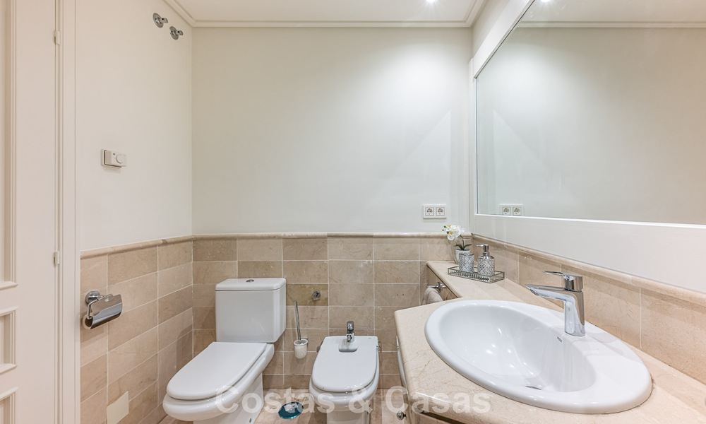 Ruim 3-slaapkamer appartement met panoramisch zeezicht te koop in een strandcomplex ten oosten van Marbella centrum 774676