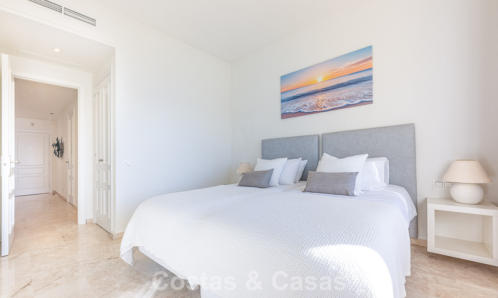 Ruim 3-slaapkamer appartement met panoramisch zeezicht te koop in een strandcomplex ten oosten van Marbella centrum 774681
