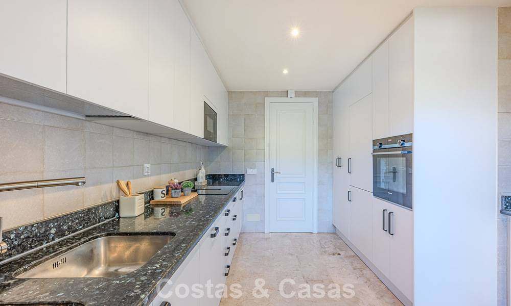 Ruim 3-slaapkamer appartement met panoramisch zeezicht te koop in een strandcomplex ten oosten van Marbella centrum 774684