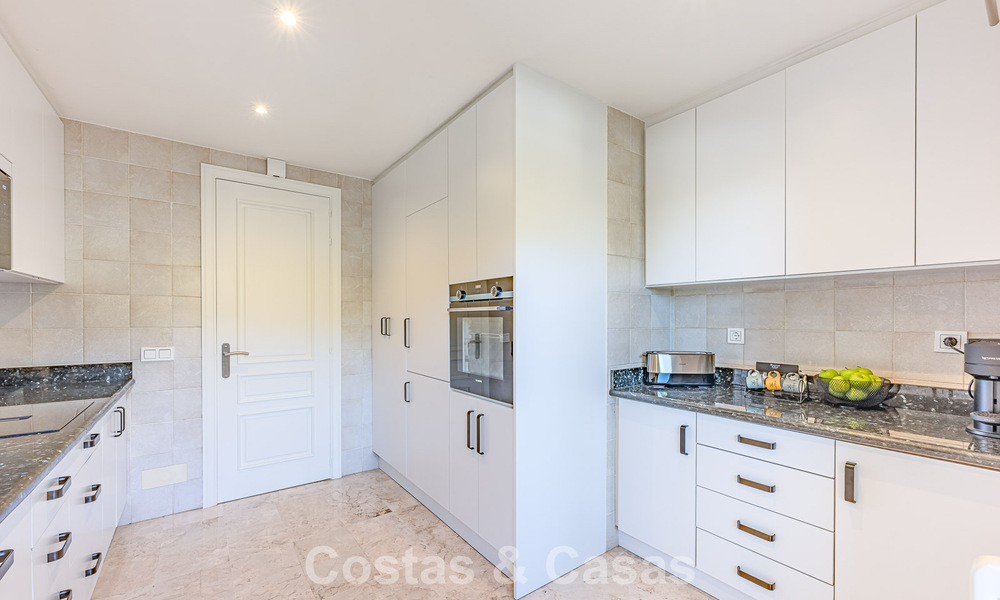 Ruim 3-slaapkamer appartement met panoramisch zeezicht te koop in een strandcomplex ten oosten van Marbella centrum 774685