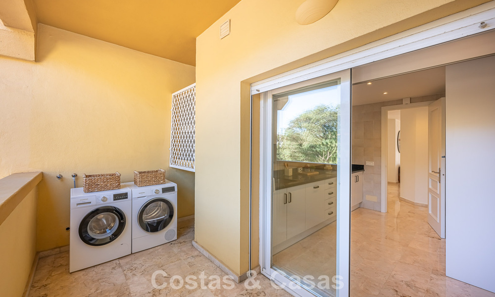 Ruim 3-slaapkamer appartement met panoramisch zeezicht te koop in een strandcomplex ten oosten van Marbella centrum 774688