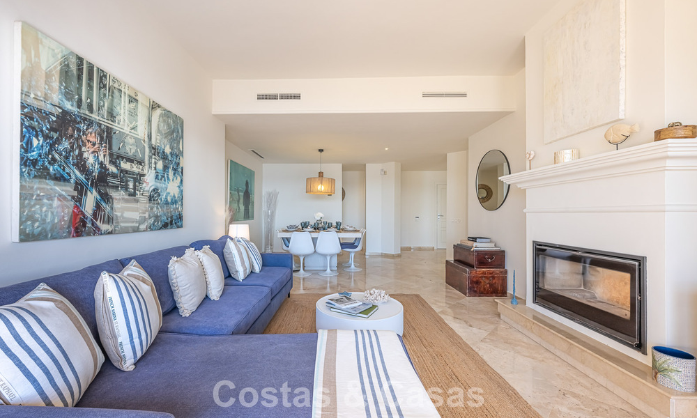 Ruim 3-slaapkamer appartement met panoramisch zeezicht te koop in een strandcomplex ten oosten van Marbella centrum 774695