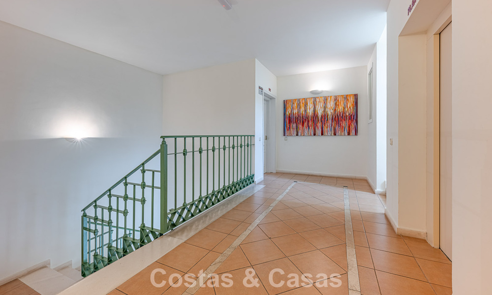 Ruim 3-slaapkamer appartement met panoramisch zeezicht te koop in een strandcomplex ten oosten van Marbella centrum 774724