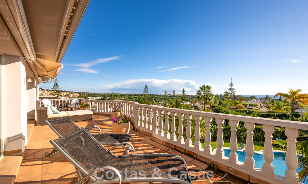 Prachtige villa in Spaanse stijl met prachtig uitzicht op zee te koop in Elviria, Oost Marbella 774756