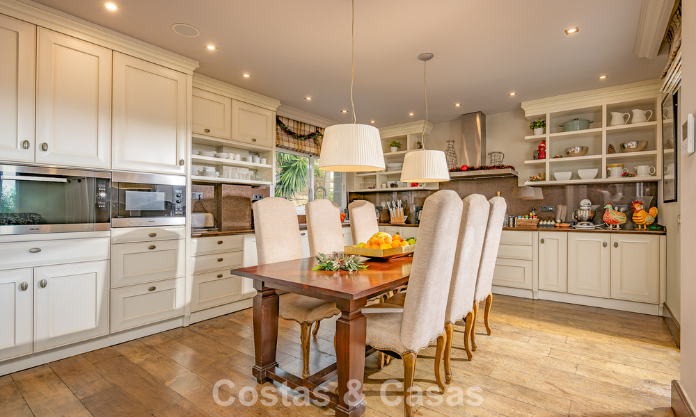 Prachtige villa in Spaanse stijl met prachtig uitzicht op zee te koop in Elviria, Oost Marbella 774782