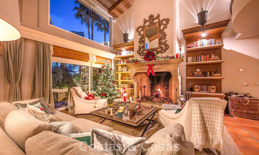 Prachtige villa in Spaanse stijl met prachtig uitzicht op zee te koop in Elviria, Oost Marbella 774812