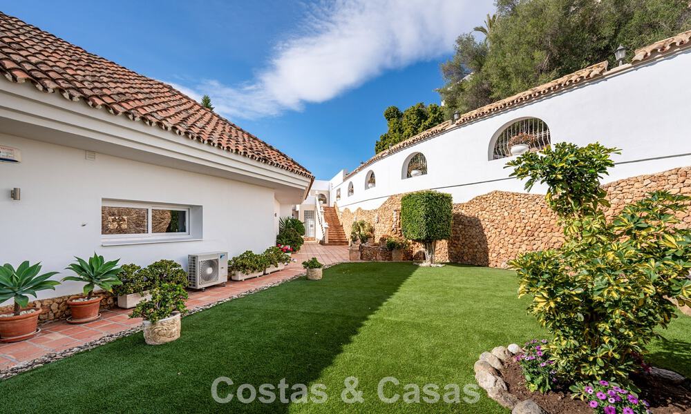 Klassieke mediterrane villa te koop met panoramisch zeezicht in een exclusieve, gated community in Marbella - Benahavis 774913