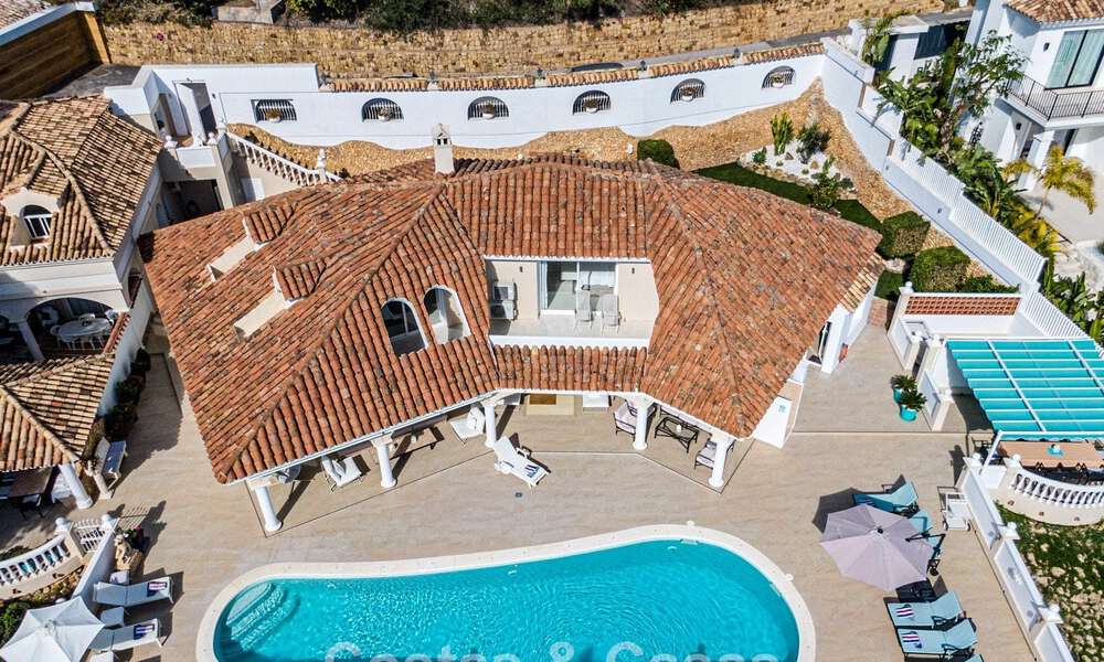 Klassieke mediterrane villa te koop met panoramisch zeezicht in een exclusieve, gated community in Marbella - Benahavis 774914