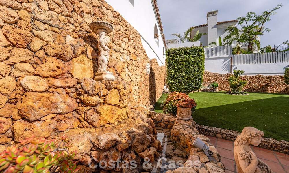 Klassieke mediterrane villa te koop met panoramisch zeezicht in een exclusieve, gated community in Marbella - Benahavis 774915