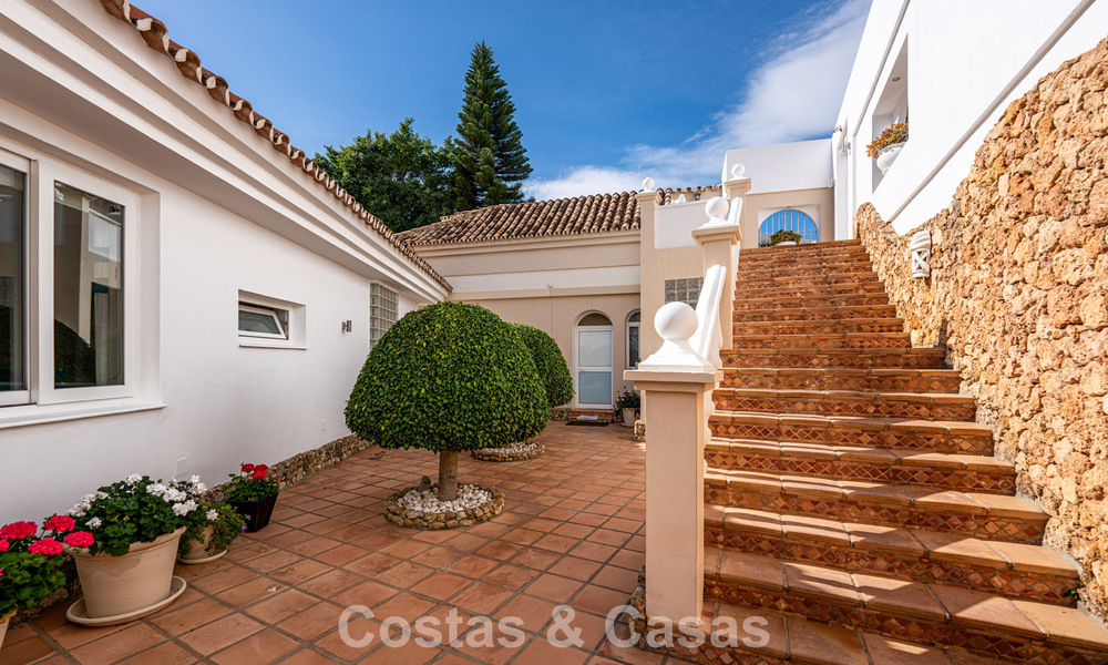 Klassieke mediterrane villa te koop met panoramisch zeezicht in een exclusieve, gated community in Marbella - Benahavis 774916
