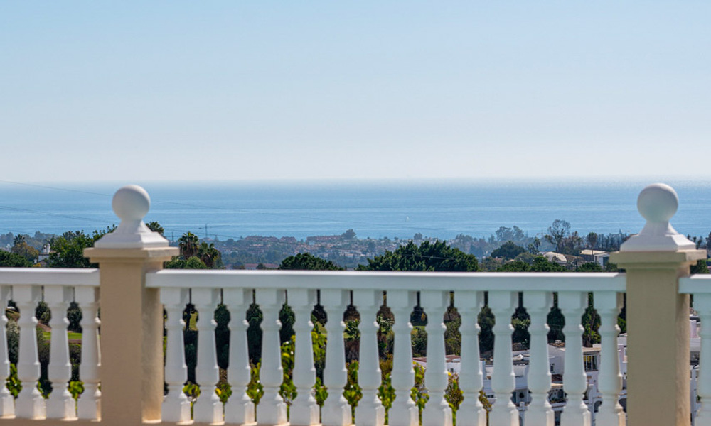 Klassieke mediterrane villa te koop met panoramisch zeezicht in een exclusieve, gated community in Marbella - Benahavis 774917
