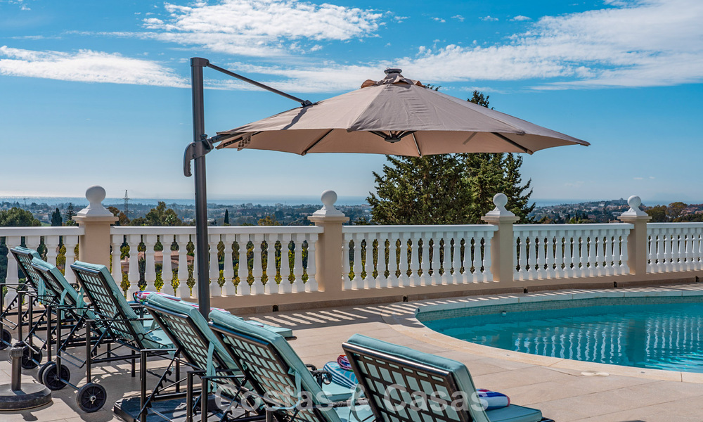 Klassieke mediterrane villa te koop met panoramisch zeezicht in een exclusieve, gated community in Marbella - Benahavis 774919