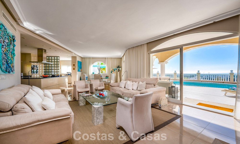 Klassieke mediterrane villa te koop met panoramisch zeezicht in een exclusieve, gated community in Marbella - Benahavis 774921