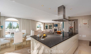 Klassieke mediterrane villa te koop met panoramisch zeezicht in een exclusieve, gated community in Marbella - Benahavis 774922 