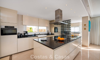 Klassieke mediterrane villa te koop met panoramisch zeezicht in een exclusieve, gated community in Marbella - Benahavis 774923 