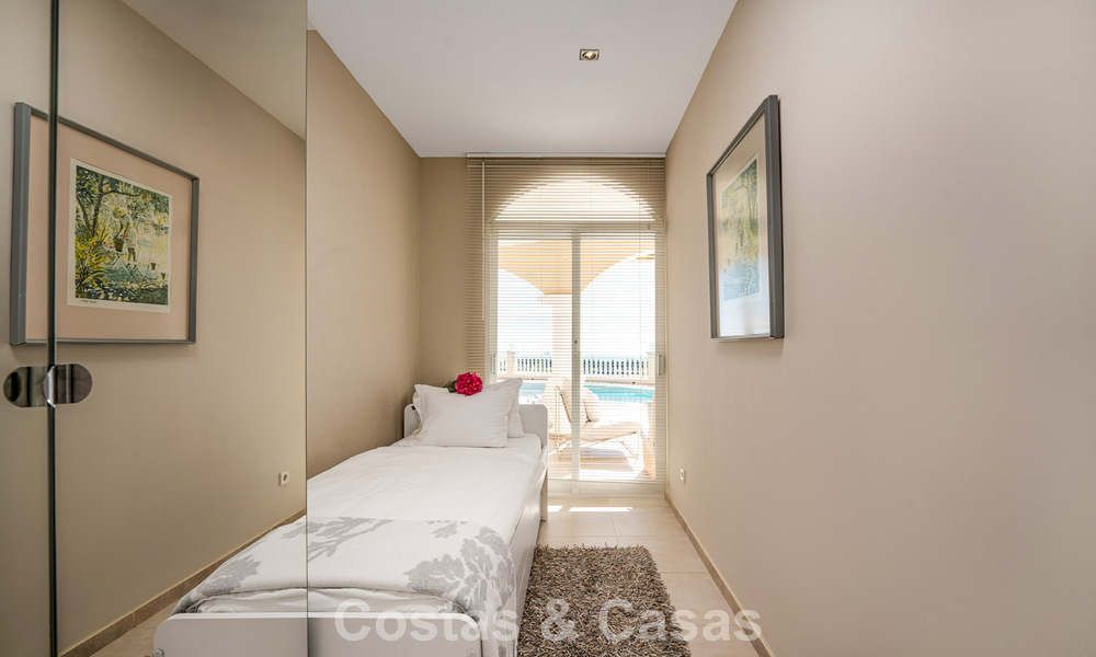 Klassieke mediterrane villa te koop met panoramisch zeezicht in een exclusieve, gated community in Marbella - Benahavis 774926