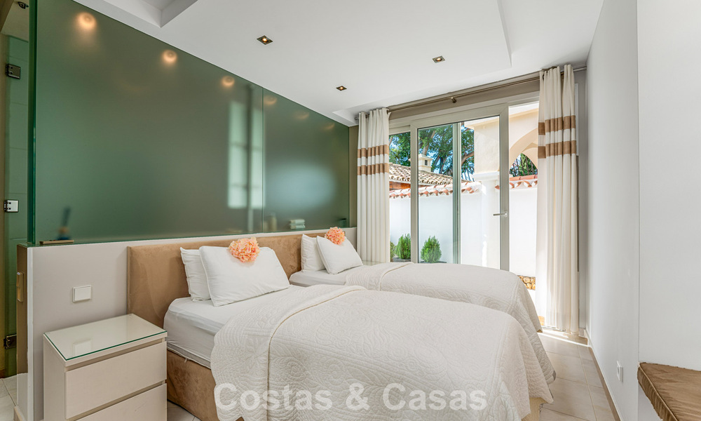 Klassieke mediterrane villa te koop met panoramisch zeezicht in een exclusieve, gated community in Marbella - Benahavis 774928