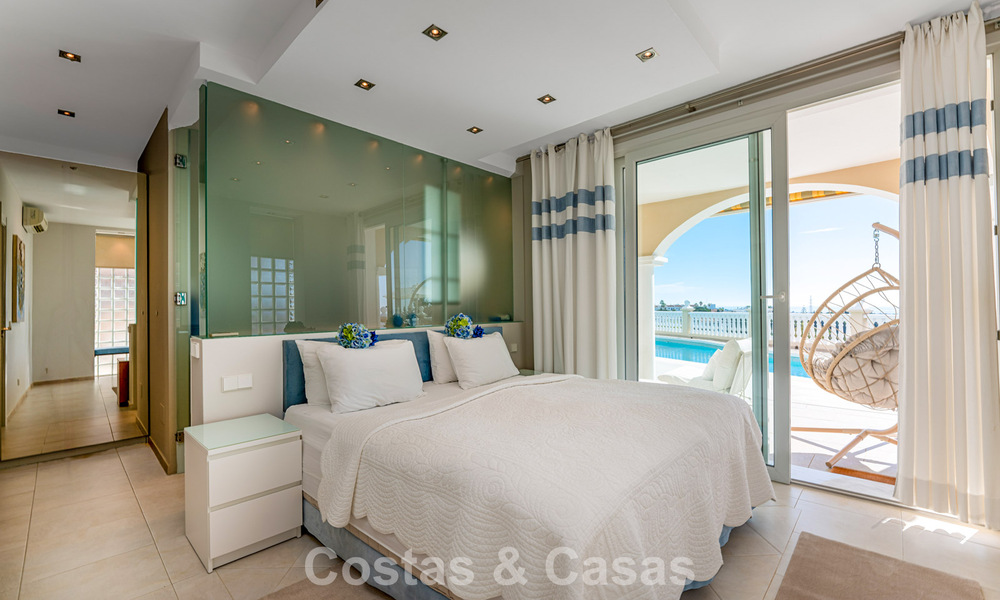 Klassieke mediterrane villa te koop met panoramisch zeezicht in een exclusieve, gated community in Marbella - Benahavis 774929
