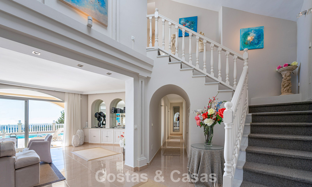 Klassieke mediterrane villa te koop met panoramisch zeezicht in een exclusieve, gated community in Marbella - Benahavis 774930