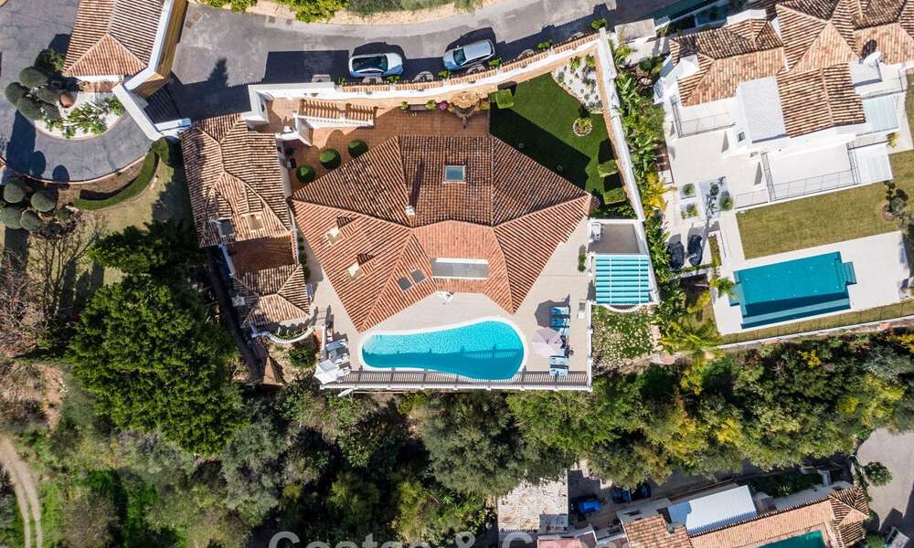 Klassieke mediterrane villa te koop met panoramisch zeezicht in een exclusieve, gated community in Marbella - Benahavis 774932