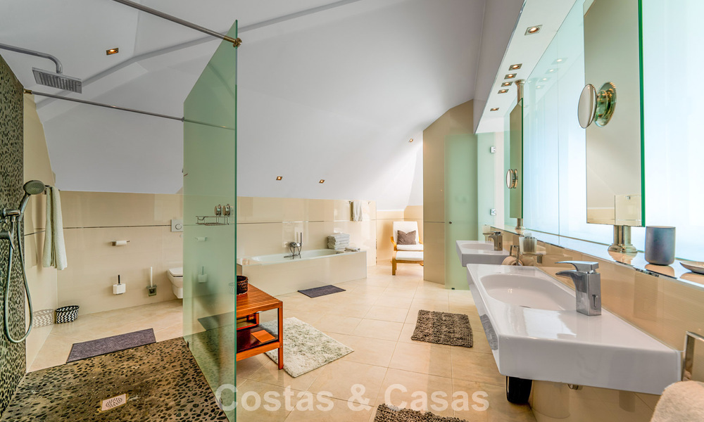 Klassieke mediterrane villa te koop met panoramisch zeezicht in een exclusieve, gated community in Marbella - Benahavis 774933