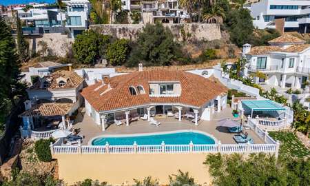 Klassieke mediterrane villa te koop met panoramisch zeezicht in een exclusieve, gated community in Marbella - Benahavis 774935