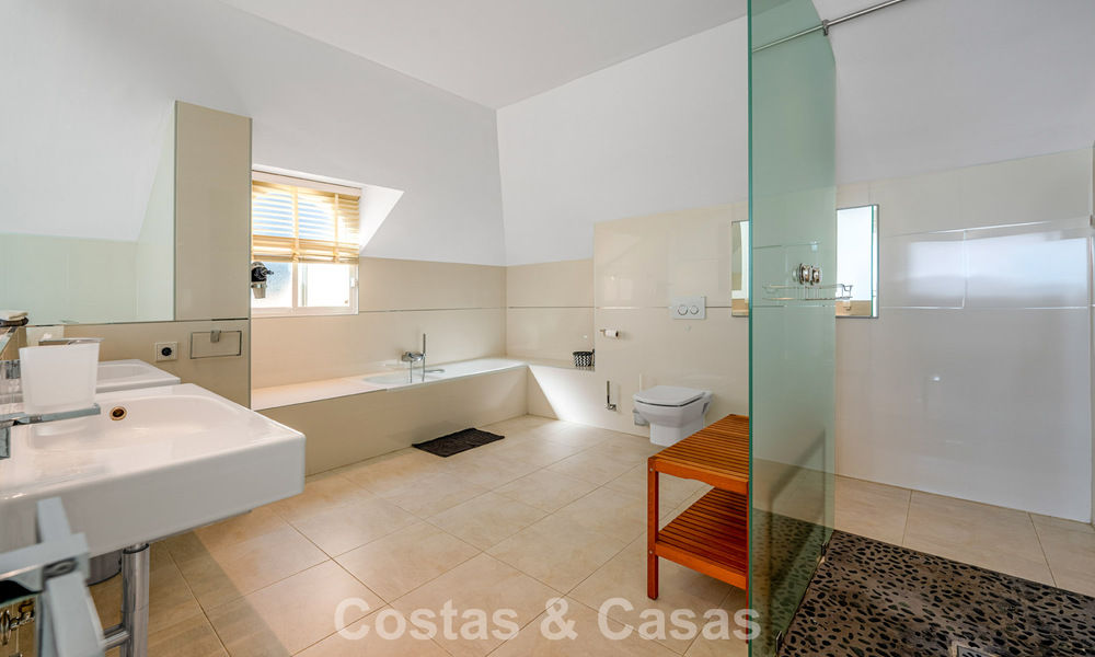 Klassieke mediterrane villa te koop met panoramisch zeezicht in een exclusieve, gated community in Marbella - Benahavis 774940