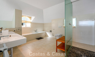 Klassieke mediterrane villa te koop met panoramisch zeezicht in een exclusieve, gated community in Marbella - Benahavis 774940 