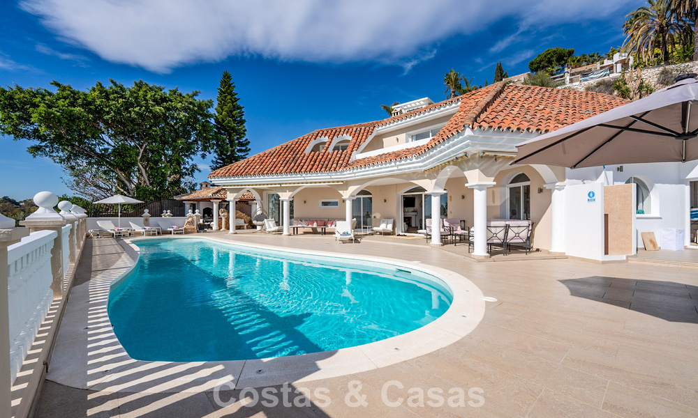 Klassieke mediterrane villa te koop met panoramisch zeezicht in een exclusieve, gated community in Marbella - Benahavis 774941