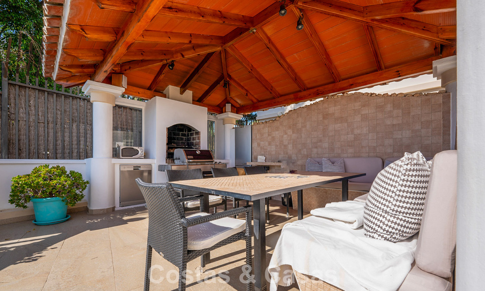 Klassieke mediterrane villa te koop met panoramisch zeezicht in een exclusieve, gated community in Marbella - Benahavis 774944