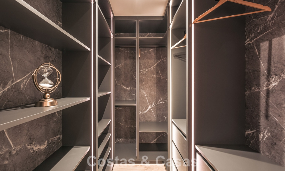 Luxueus gerenoveerd townhouse met zeezicht te koop, in een afgeschermde woonwijk op Marbella’s Golden Mile 774965