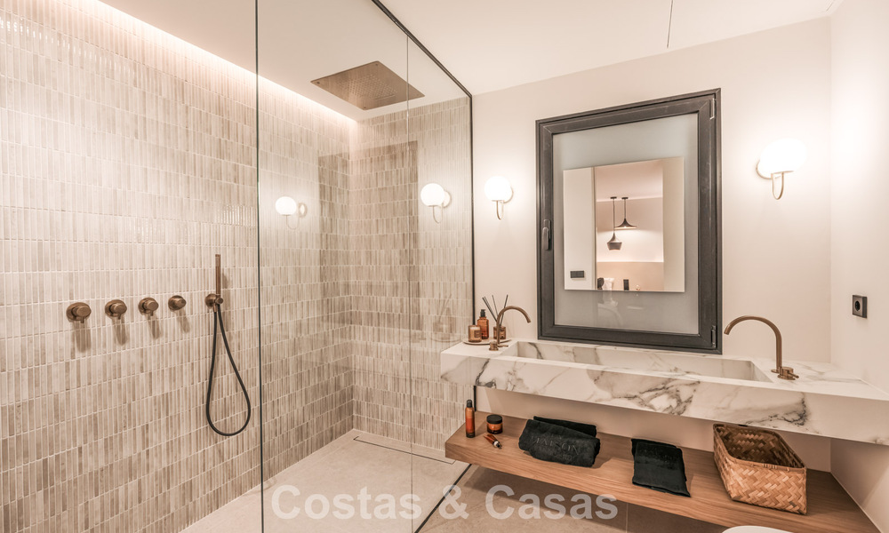 Luxueus gerenoveerd townhouse met zeezicht te koop, in een afgeschermde woonwijk op Marbella’s Golden Mile 774966