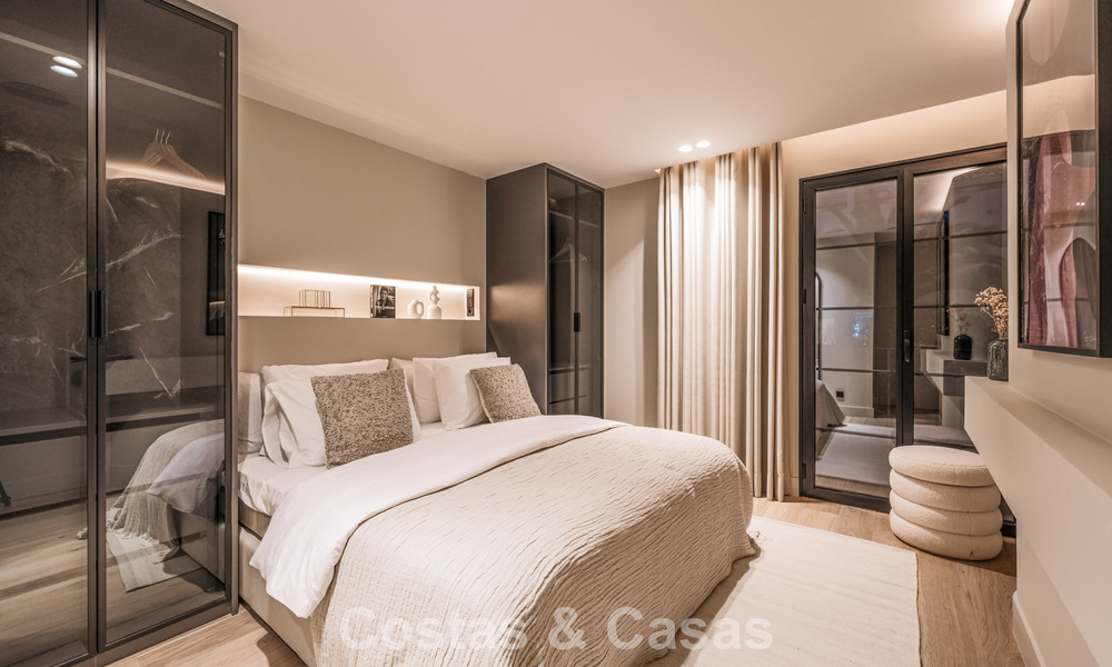 Luxueus gerenoveerd townhouse met zeezicht te koop, in een afgeschermde woonwijk op Marbella’s Golden Mile 774968