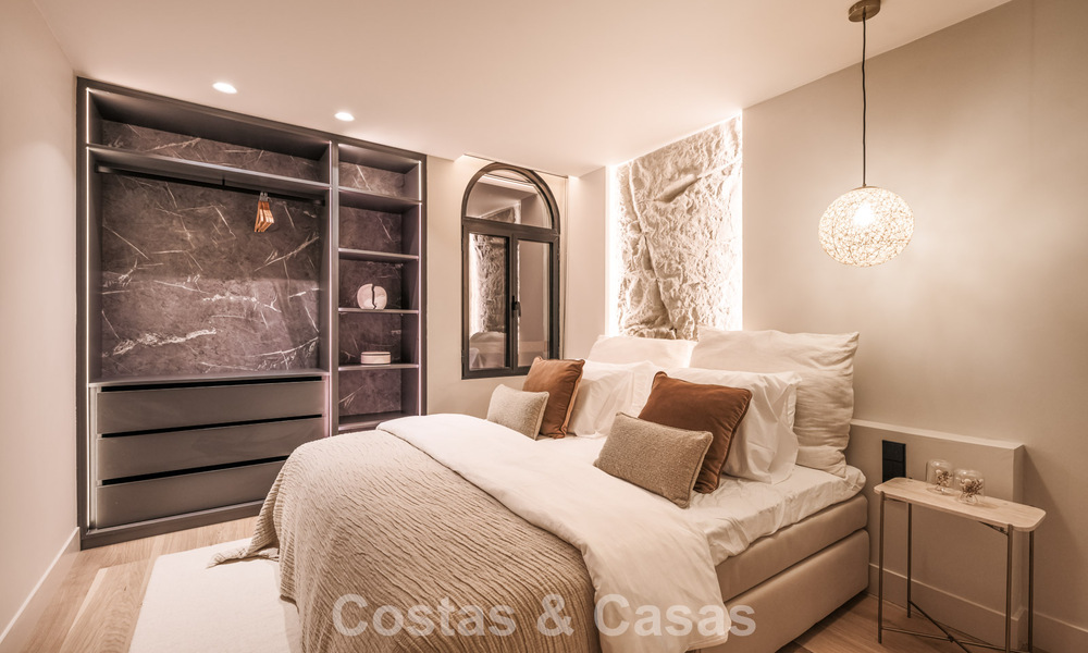 Luxueus gerenoveerd townhouse met zeezicht te koop, in een afgeschermde woonwijk op Marbella’s Golden Mile 774969