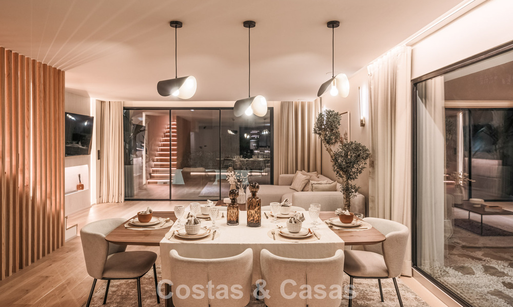 Luxueus gerenoveerd townhouse met zeezicht te koop, in een afgeschermde woonwijk op Marbella’s Golden Mile 774970