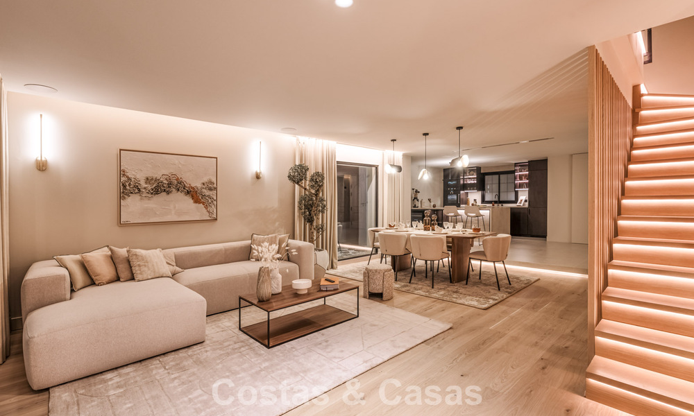 Luxueus gerenoveerd townhouse met zeezicht te koop, in een afgeschermde woonwijk op Marbella’s Golden Mile 774971