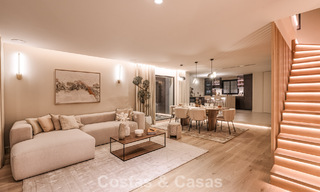 Luxueus gerenoveerd townhouse met zeezicht te koop, in een afgeschermde woonwijk op Marbella’s Golden Mile 774971 