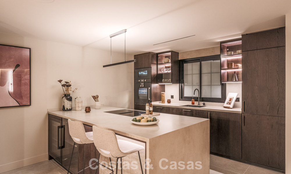 Luxueus gerenoveerd townhouse met zeezicht te koop, in een afgeschermde woonwijk op Marbella’s Golden Mile 774972