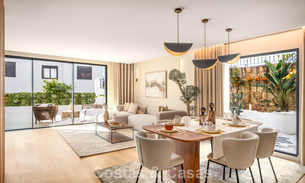 Luxueus gerenoveerd townhouse met zeezicht te koop, in een afgeschermde woonwijk op Marbella’s Golden Mile 774974