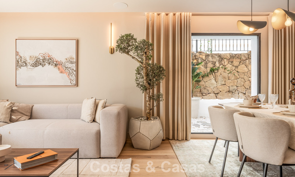 Luxueus gerenoveerd townhouse met zeezicht te koop, in een afgeschermde woonwijk op Marbella’s Golden Mile 774975