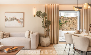 Luxueus gerenoveerd townhouse met zeezicht te koop, in een afgeschermde woonwijk op Marbella’s Golden Mile 774975 