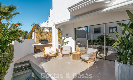 Luxueus gerenoveerd townhouse met zeezicht te koop, in een afgeschermde woonwijk op Marbella’s Golden Mile 774979