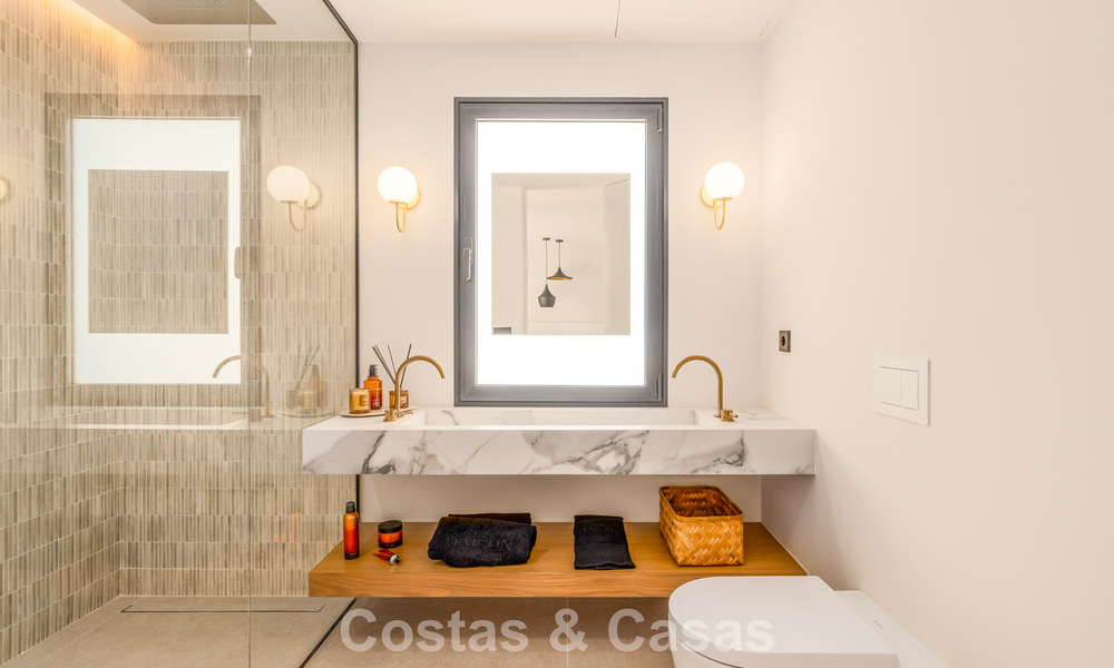 Luxueus gerenoveerd townhouse met zeezicht te koop, in een afgeschermde woonwijk op Marbella’s Golden Mile 774984