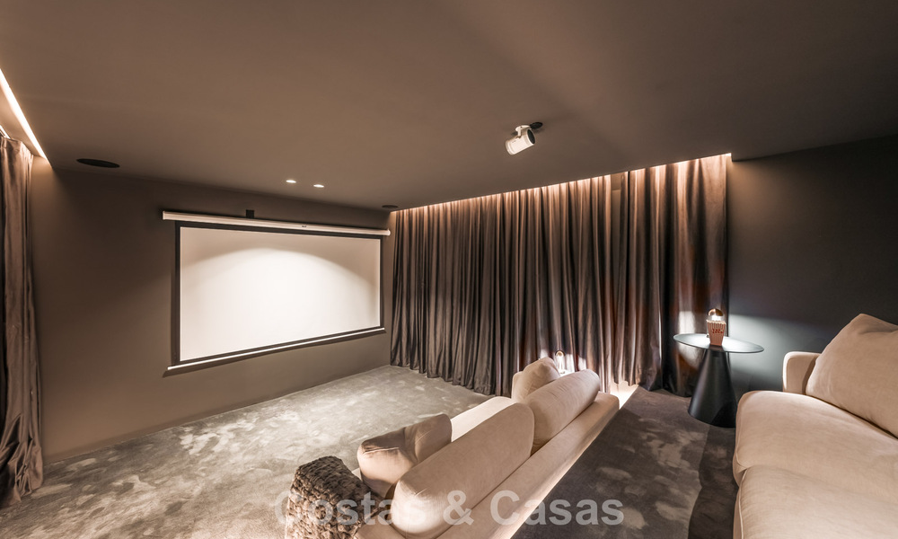 Luxueus gerenoveerd townhouse met zeezicht te koop, in een afgeschermde woonwijk op Marbella’s Golden Mile 774989