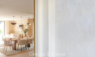 Luxueus gerenoveerd townhouse met zeezicht te koop, in een afgeschermde woonwijk op Marbella’s Golden Mile 774990 