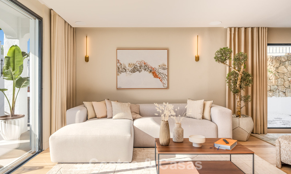 Luxueus gerenoveerd townhouse met zeezicht te koop, in een afgeschermde woonwijk op Marbella’s Golden Mile 774991