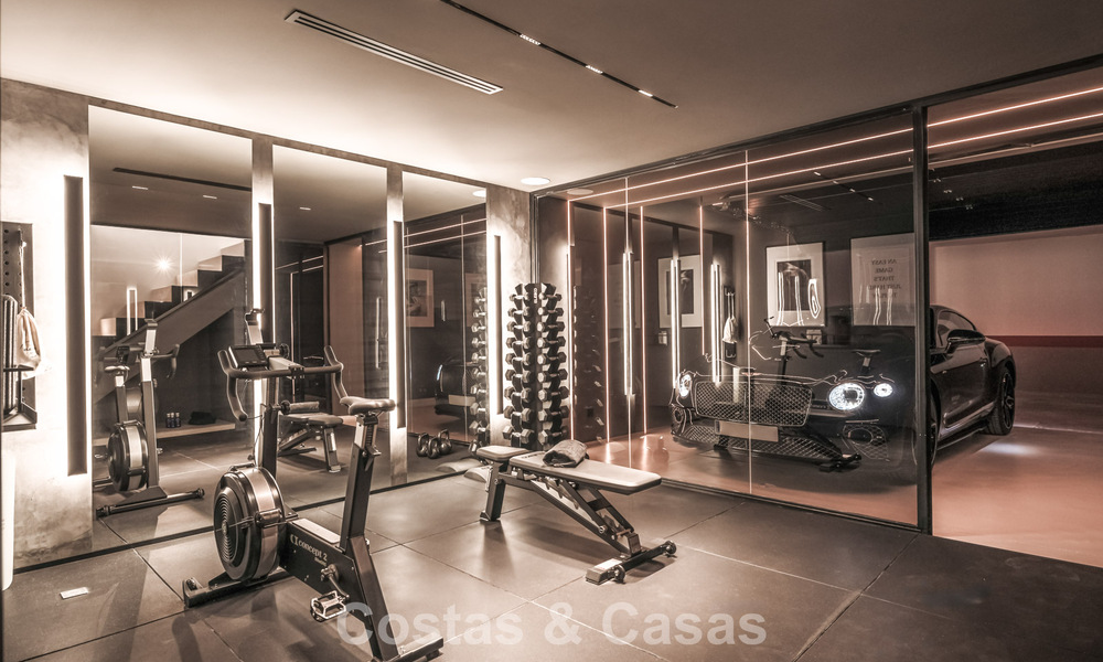 Luxueus gerenoveerd townhouse met zeezicht te koop, in een afgeschermde woonwijk op Marbella’s Golden Mile 774992