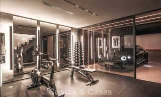 Luxueus gerenoveerd townhouse met zeezicht te koop, in een afgeschermde woonwijk op Marbella’s Golden Mile 774992 