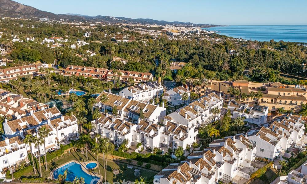 Luxueus gerenoveerd townhouse met zeezicht te koop, in een afgeschermde woonwijk op Marbella’s Golden Mile 774993